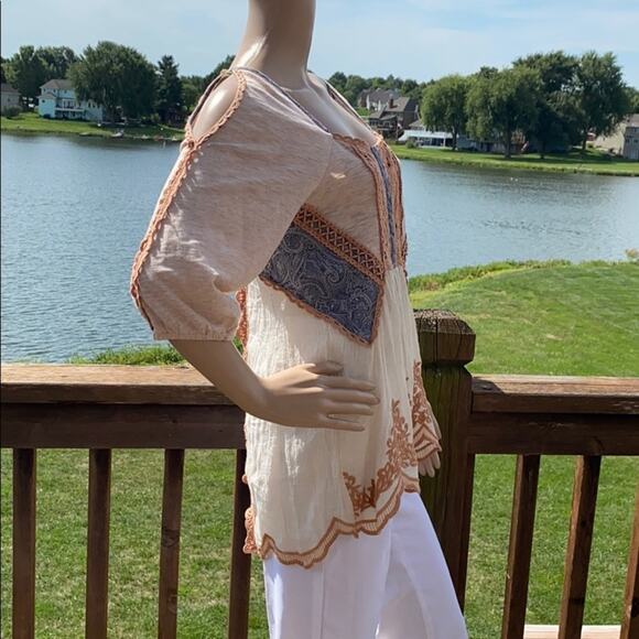 Gimmicks by BKE Cold Shoulder Open Back Embroidered Lace Boho Tunic Top Size S - Picture 9 of 11